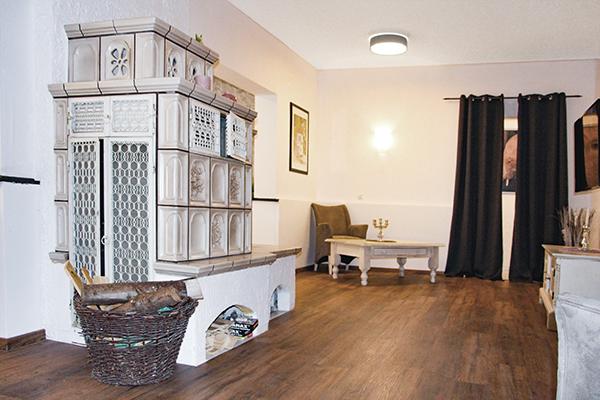 Salon mit Kachelofen